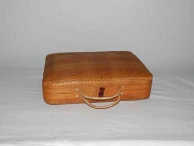  ANCIENNE VALISE en BAMBOU Tressée - Photo 1/4