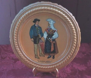 VTG. SLOVENIAN WOODEN PLAQUE FEATURING FIGURES DRESSED IN THE NATIONAL COSTUME - Picture 1 of 3