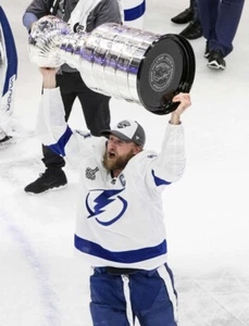 Steven Stamkos Tampa Bay Lightning Unsigned 8x10 Photo (A4) - Picture 1 of 1
