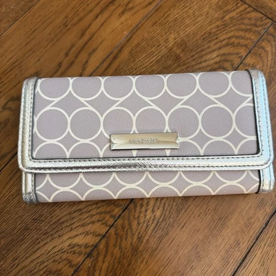 Cartera Nine West geométrica lavanda plateada  Foto 1 de 4