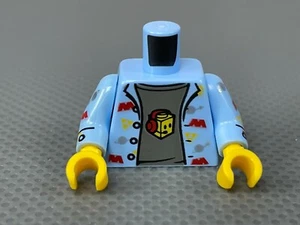 LEGO Minifigura Torso Brillante Azul Claro Camisa Gris Camiseta Espacio Tema Logo Jugador - Imagen 1 de 6