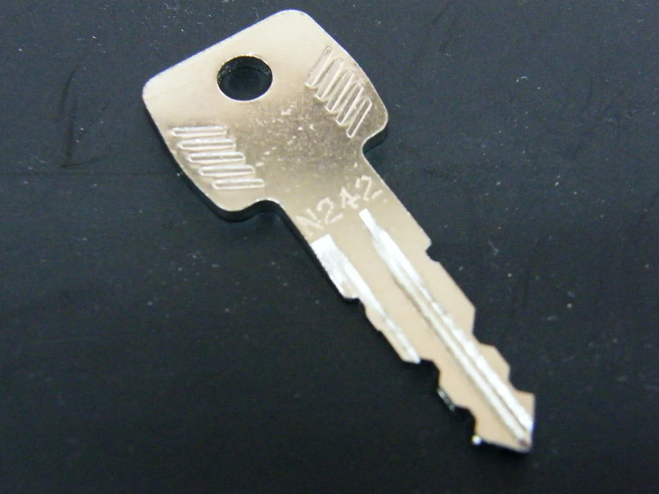 Thule Schlüssel N242 N 242 Ersatzschlüssel für Heckträger Dachboxen Dachträger - Bild 1 von 1