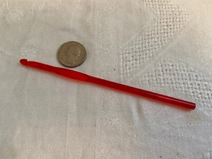 Vintage NO NAME Red Plastic Size H - 5.00 mm Crochet Hook 2 of 2 - Picture 1 of 4