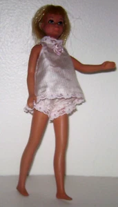 Pigiama babydoll stile vintage fatto a mano in taffetà di seta per skipper, sorella di Barbie - Foto 1 di 7