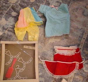 Vintage Schachtel mit 9 Stück Baby Puppenkleidung Kleiderbügel Bürste selbstgemacht. KED - Bild 1 von 8
