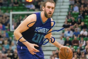 Spencer Hawes NBA Hornets Basketball Auto Autogramm signed 4x6 Foto - Bild 1 von 1
