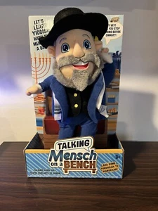 TALKING HUMAN On A BENCH Funukkah Hanukkah PELUSH bambola impara rabbino yiddish nuovo con scatola - Foto 1 di 6