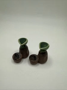 Set aus zwei japanischen Mini Sake Karaffe und Tasse Essstäbchen Auflagen Keramik - Bild 1 von 7