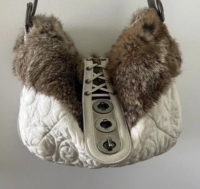 Bolso de hombro de cuero acolchado blanco Coach de principios de la década de 2000 Y2K cartera con adornos de piel de conejo Foto 1 de 4