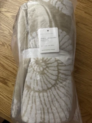"Toalla de playa Pottery Barn Shell Jacquard nueva medidas naturales 40"" x 72""" Foto 1 de 4