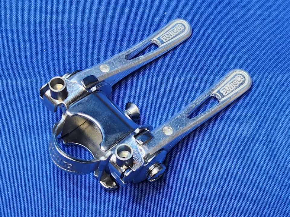 Juego de palancas de cambio simétricas SUNTOUR CYCLONE MK II TUBO INFERIOR ABRAZADERA DE FRICCIÓN 1 1/8 Foto 1 de 3