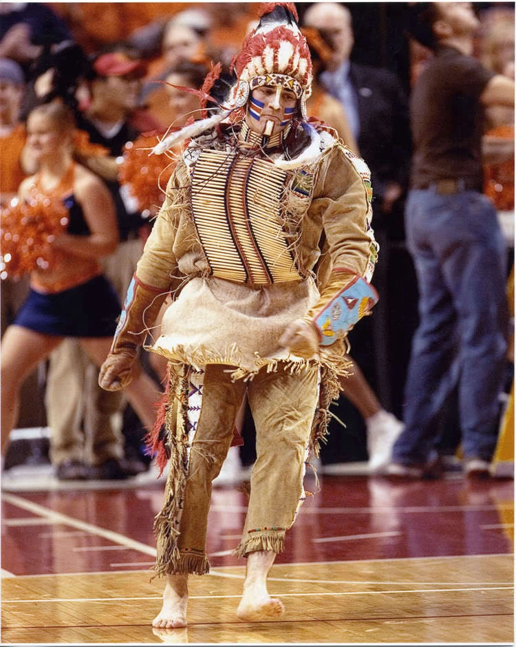 ILLINOIS FIGHTING ILLINI CHIEF ILLINIWEK MASCOT 8 X 10 PHOTO - Image 1 of 1
