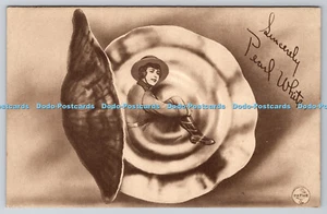 R751810 Retrato de una mujer con caparazón Pathe Freres Cinema Ltd 1917 - Imagen 1 de 4