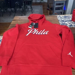 YOUTH NIKE JORDAN PHILADELPHIA 76ERS PHILA CITY EDITION SUDADERA CON CAPUCHA ROJA L 14/16 NUEVA CON ETIQUETAS - Imagen 1 de 7