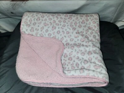 Manta bebé gris rosa recién nacido espalda sherpa estampado animal leopardo guepardo Foto 1 de 4