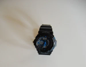 Unisex Armbanduhr mit Kunststoffband ohne Batterie in schwarz/blau - Bild 1 von 3
