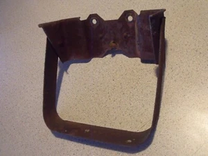 67 68 Chevrolet Impala Caprice SS Hardtop Windshield Washer Jar Bracket - Imagen 1 de 3