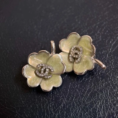 Auténticos pendientes trébol CHANEL estrás logotipo CC plata verde claro 04P Foto 1 de 4