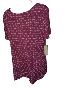 Nuevo con etiquetas Top Liz Claiborne XL botones dorados en mangas cortas diseño geográfico en poli granate - Imagen 1 de 13