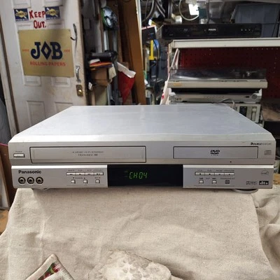 Reproductor de VCR/DVD Panasonic PV-D4743S plateado - probado ambos funcionan muy bien *sin control remoto* Foto 1 de 4
