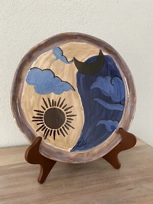 Placa de cerámica Yin y Yang diseñada con ilustración pintada a mano del sol y la luna Foto 1 de 4