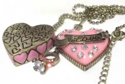 BETSEY JOHNSON HERMOSO COLLAR MEDALLÓN COLGANTE CORAZÓN CRISTAL ROSA Y ESMALTE Foto 1 de 4