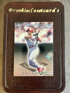 1999 Pacific Private Stock PLATINUM #17 Ivan Rodriguez HOF RARE PARALLEL /199 - Bild 1 von 3