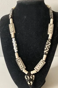 "Collar africano hecho a mano punta de flecha de hueso marrón blanco patrón de remolino con cuentas 18""" - Imagen 1 de 10
