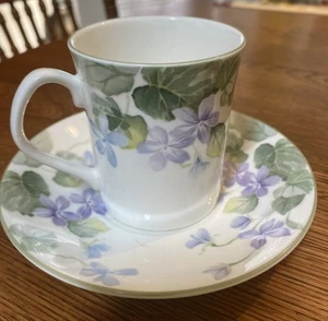Elizabethan "Harewood" Staffordshire Bone China Teacup & Saucer English Violets - Imagen 1 de 4