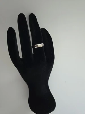 ESTATE 10K Womans Wedding Band Solid White Gold Sz 8, 5mm - Image 1 of 4