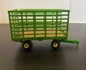 ERTL John Deere Bale Throw Wagon 1:64 Scale Trailer USA - Picture 1 of 3