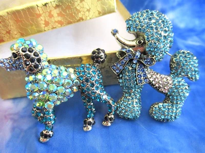 LOTE 2 BROCHES PERRO CANICHE ESTRÁS CRISTAL AB AZUL ESTILO DISEÑADOR NUEVOS Foto 1 de 4