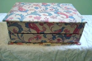 VINTAGE WOODEN JEWELLERY BOX, NICE CONDITION, PRETTY FLORAL COVERERING, ONE DRAW - Picture 1 of 12