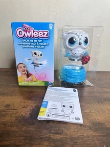 Owleez, Juguete Interactivo Búho Bebé Volador con Luces y Sonidos (Blanco) - Imagen 1 de 7