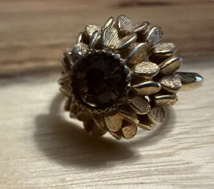 Vintage Avon 70er Jahre goldfarben Sonnenblume Ring mit braunem facettiertem Mittelstein Größe 6 - Bild 1 von 9
