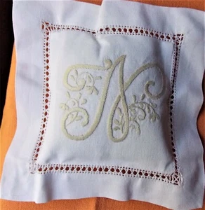 COUSSIN  SACHET BRODE MAIN  INITIALE  GARNI DE LAVANDE  lettre  N - Imagen 1 de 3
