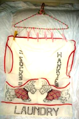 BOLSA DE LAVANDERÍA AÑOS 30 CUADROS PERROS ESCOCESES BORDADO APLIQUES GANCHILLO PERCHA USADA LG Foto 1 de 4