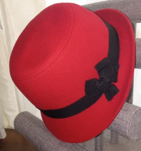 Red felt woolen ladies hat w black bow 58 ( 10 1/2" x 9 1/2" x 5") - Picture 1 of 4
