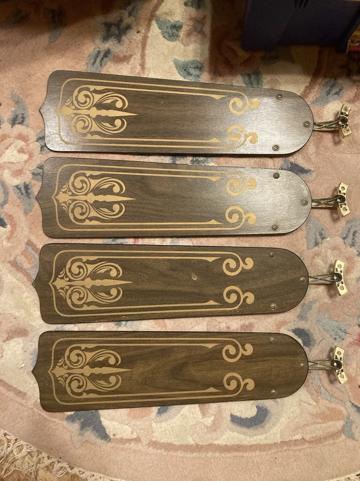 RARO JUEGO DE ASPAS DE VENTILADOR DE TECHO CON PLANTILLA VINTAGE CON DISEÑO ORNAMENTADO Foto 1 de 4