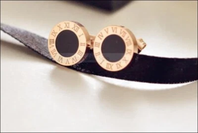 Pendientes unisex oro rosa y negro con números romanos Foto 1 de 4