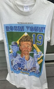 Camiseta de colección 1994 Milwaukee Journal Front Pages 125 aniversario MLB NUEVA CON ETIQUETAS LRG - Imagen 1 de 3