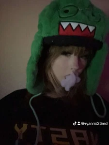a young short girl mid 14 year old needs and old man to dick her down - Picture 1 of 1
