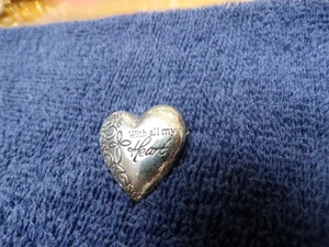 Broche de metal tono plata en forma de corazón "con todo mi corazón" ornamentado de colección - Imagen 1 de 5