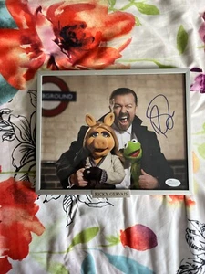 RICKY GERVAIS Signed 8x10 Photo JSA - Picture 1 of 3
