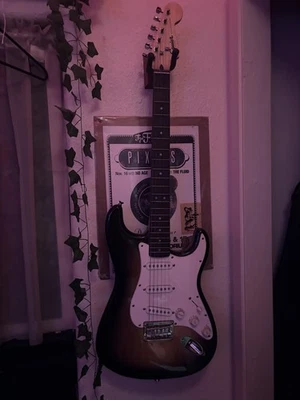 Fender 5661100300 6-String Solid Electric Guitar Sunburst - Image 1 of 4