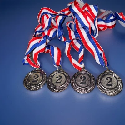 Lote de 8 disfraces de fiesta medallas deportivas plata bronce premios con cintas para el cuello Foto 1 de 4