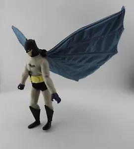 Modellino Batman pieghevole vintage 9" bambola ali aperte resta in piedi - Foto 1 di 11
