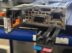 EMC VMAX 100-887-103-03 MGMT Modulo di gestione SLIC con SSD da 128G per VMAX3 - Foto 1 di 9