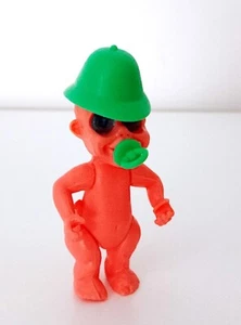 Kinder Sorpresa Ferrero 1981 Res Plastic bimbo con ciuccio e cappello verde - Imagen 1 de 4