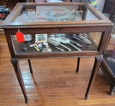 Antigua vitrina independiente de vidrio biselado grabado de nogal y 35"t x 25 1/2" w x 19 Foto 1 de 4